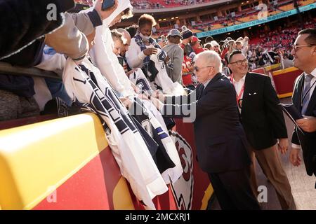 Cowboys-Giants pregame photos: Jerry Jones signs autographs