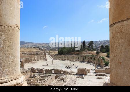 The Oval Forum and Cardo Maximus in ancient Jerash Stock Photo