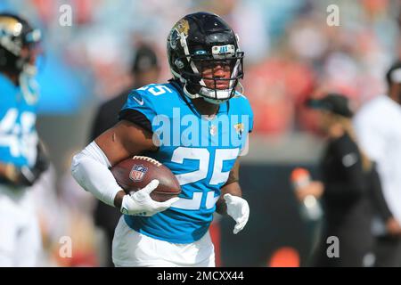 Jacksonville, USA. 18th Sep, 2022. September 18, 2022: Jacksonville Jaguars  running back JAMES ROBINSON (25) runs the ball in for a touchdown during  the Jacksonville Jaquars vs Indianapolis Colts NFL game at