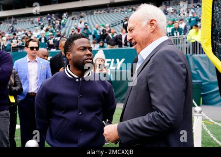 Philadelphia Eagles' Jeffrey Lurie and entertainer Kevin Hart talk before  an NFL football game against the New Orleans Saints, Sunday, Nov. 21, 2021,  in Philadelphia. (AP Photo/Derik Hamilton Stock Photo - Alamy