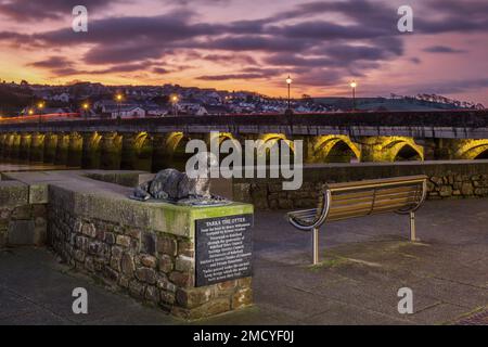 The 'Tarka the Otter' sculpture by Rowan Fawdon, beside Bideford Long Bridge, just before sunrise on a crisp January morning. In the story by Henry Wi Stock Photo