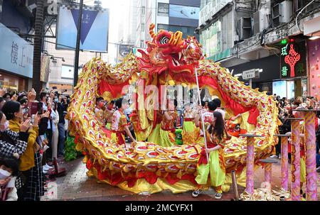 Hong Kong, China. 22nd Jan, 2023. Artists perform dragon dance in Wan Chai, Hong Kong, south China, Jan. 22, 2023. The Chinese Lunar New Year, or Spring Festival, falls on Sunday. Credit: Chen Duo/Xinhua/Alamy Live News Stock Photo