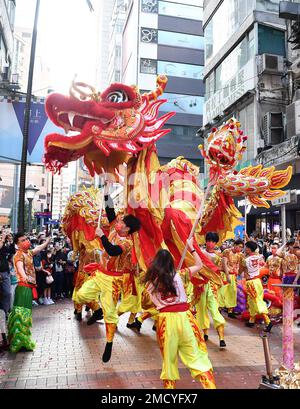 Hong Kong, China. 22nd Jan, 2023. Artists perform dragon dance in Wan Chai, Hong Kong, south China, Jan. 22, 2023. The Chinese Lunar New Year, or Spring Festival, falls on Sunday. Credit: Chen Duo/Xinhua/Alamy Live News Stock Photo