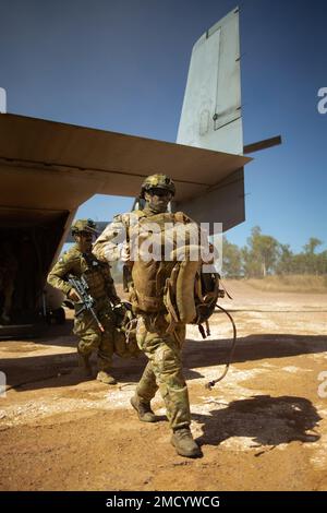 Australian Army soldiers with Bravo Co., 5th Battalion, Royal Australian Regiment, offload an MV-22 Osprey with the Aviation Combat Element, Marine Rotational Force-Darwin 22, during an air assault event as part of exercise Koolendong 22 at Mount Bundey Training Area, NT, Australia, July 11, 2022. Exercise Koolendong 22 is a combined and joint force exercise focused on expeditionary advanced base operations conducted by U.S. Marines, U.S. Soldiers, U.S. Airmen, and Australian Defence Force personnel. Stock Photo