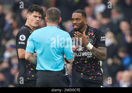 Ivan Toney #17 of Brentford speaks with Referee Peter Banks during the Premier League match Leeds United vs Brentford at Elland Road, Leeds, United Kingdom, 22nd January 2023  (Photo by Mark Cosgrove/News Images) Stock Photo