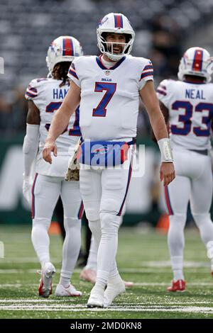 Buffalo Bills quarterback Davis Webb throws during warmups before the first  half of a preseason NFL football game, Friday, Aug. 13, 2021, in Detroit.  (AP Photo/Paul Sancya Stock Photo - Alamy