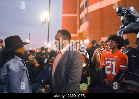 Barry Sanders getting statue outside Boone Pickens Stadium