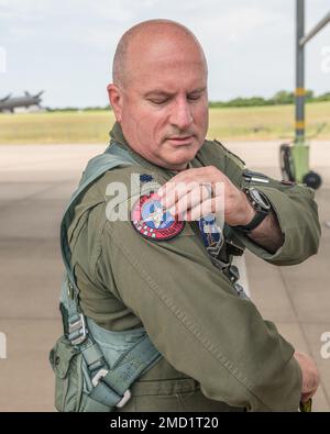 Lt. Col. Michael Scorsone, 125th Fighter Squadron, 138th Fighter Wing, completes 3,000 hours of F-16 flight time, June 3, 2022, at Tulsa Air National Guard Base, Okla. Scorsone has served in the Oklahoma Air National Guard for 22 years and has over 500 hours of combat time in the F-16. (Oklahoma Air National Guard photo by Master Sgt. C.T. Michael) Stock Photo