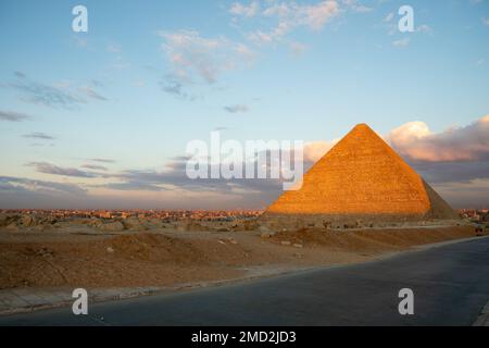 The highest Giza pyramid of Khufu or Cheops in evening light Stock Photo