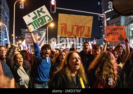 Tel Aviv, Israel. 21st Jan, 2023. Protesters chant slogans while holding placards during the demonstration. Over 100,000 people protested in Tel Aviv against Netanyahu's far-right government and judicial overhaul. Credit: SOPA Images Limited/Alamy Live News Stock Photo