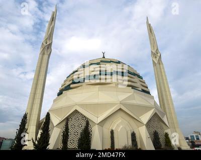 Uskudar, İstanbul, Turkey, January 22, 2023: Theology Mosque. Altunizade, Stock Photo