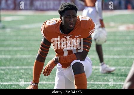 University of Texas Longhorns linebacker DeMarvion Overshown