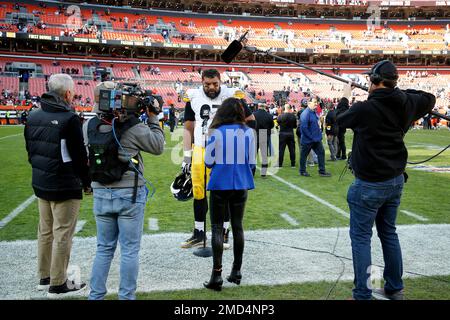 Aditi Kinkhabwala of NFL Network smiles after an NFL football game between  the Cincinnati Bengals and the Pittsburgh Steelers, Sunday, Nov. 28, 2021,  in Cincinnati. (AP Photo/Emilee Chinn Stock Photo - Alamy