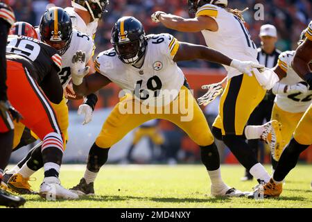 CHARLOTTE, NC - DECEMBER 18: Pittsburgh Steelers offensive guard Kevin  Dotson (69) during an NFL football game between the Pittsburg Steelers and  the Carolina Panthers on December 18, 2022 at Bank of