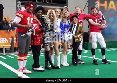 Savannah Guthrie and Jenna Bush dressed as Dallas Cowboys Cheerleaders  attend the Halloween show on Today at Rockefeller Plaza on October 29,  2021 i Stock Photo - Alamy