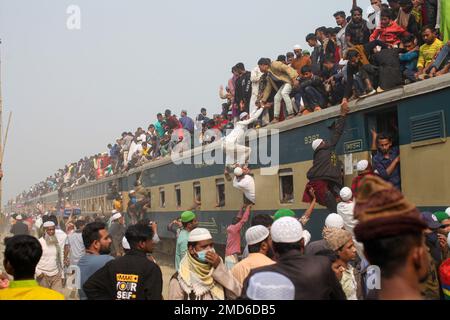 Dhaka, Bangladesh. 22nd Jan, 2023. Muslim devotees return in an overcrowded train after taking part in the Akheri Munajat or final prayers during the 'Biswa Ijtema', an annual congregation of Muslims in Tongi, some 20 kms north of Dhaka. (Credit Image: © Abu Sufian Jewel/ZUMA Press Wire) EDITORIAL USAGE ONLY! Not for Commercial USAGE! Stock Photo
