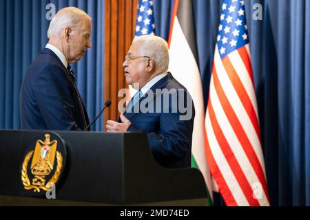 Reportage: President Joe Biden talks with Palestinian Authority President Mahmoud Abbas after a joint press statement, Friday, July 15, 2022, at the Palestinian Presidential Palace in Bethlehem Stock Photo