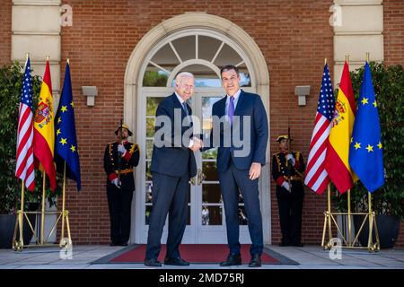 Reportage: President Joe Biden greets President Pedro Sánchez of Spain, Tuesday, June 28, 2022, at the Palace of Moncloa in Madrid Stock Photo