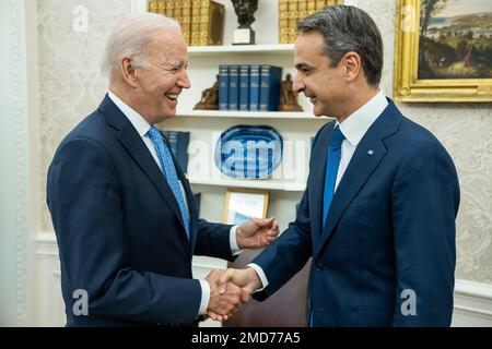 Reportage: President Joe Biden greets Greek Prime Minister Kyriakos Mitsotakis, Monday, May 16, 2022, in the Oval Office Stock Photo