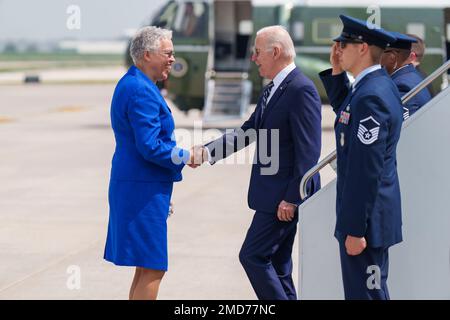 Reportage: President Joe Biden disembarks Air Force One at Chicago’s O’Hare International Airport, Wednesday, May 11, 2022, and greets Toni Preckwinkle, Chairperson of the Cook County Board of Commissioners.