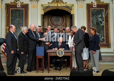 Reportage: President Joe Biden, joined by Vice President Kamala Harris, Acting Director of the Office of Management and Budget Shalanda Young, second from right, and congressional leadership, signs the Consolidated Appropriations Act of 2022, Tuesday, March 15, 2022, in the Indian Treaty Room of the Eisenhower Executive Office Building at the White House Stock Photo