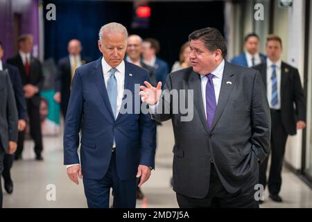 Reportage: President Joe Biden talks with Illinois Governor J.B. Pritzker, Wednesday, July 7, 2021, at McHenry County College in Crystal Lake, Illinois. Stock Photo