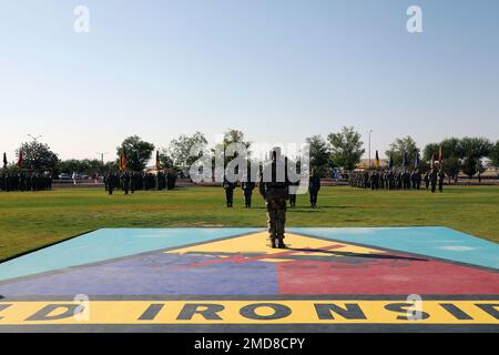 Brig. Gen. James P. Isenhower III, commander of the 1st Armored Division, stands in front of his new command during the singing of the Iron Soldier March and the Army song during a change of command ceremony July 14, 2022 at Fort Bliss, Texas. Isenhower assumed command from Maj. Gen. Sean C. Bernabe, who served as the 1st AD commander and senior mission commander for Fort Bliss since September 2020. Isenhower's previously served as the commanding general for the 1st Multi-Domain Task Force stationed at Joint Base Lewis-McChord. Stock Photo