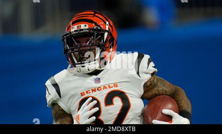 Cincinnati Bengals running back Trayveon Williams (32) kneels before a  preseason NFL football game against the Los Angeles Rams, Saturday, Aug.  27, 2022, in Cincinnati. (AP Photo/Emilee Chinn Stock Photo - Alamy