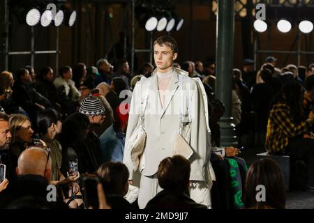 Paris, France. 22nd Jan, 2023. SACAI Fall/Winter 2023-24 Runway during Paris Fashion Week Menswear on January 2023 - Paris, France 22/01/2023 Credit: dpa/Alamy Live News Stock Photo