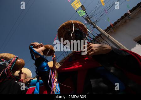 January 22, 2023: Thousands of residents of Chiapa de Corzo celebrate the tradition of the Fiesta Grande, parading through the streets of the city with Prachicos costumes and traditional women's dresses. (Credit Image: © Hector Adolfo Quintanar Perez/ZUMA Press Wire) EDITORIAL USAGE ONLY! Not for Commercial USAGE! Stock Photo