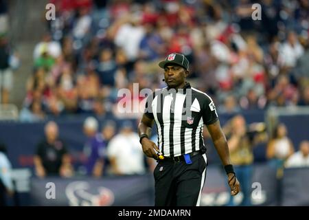 Cincinnati Bengals quarterback Joe Burrow speaks with umpire Ramon George  (128) during the first half of an NFL football game, Sunday, Oct. 9, 2022,  in Baltimore. (AP Photo/Nick Wass Stock Photo - Alamy