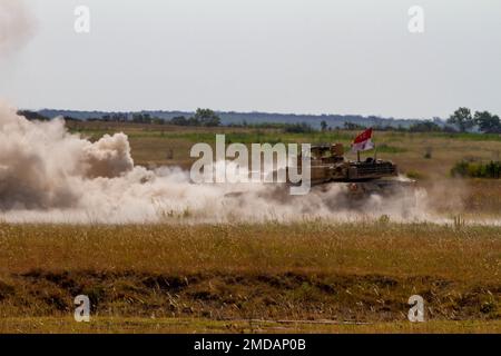 An M1 Abrams Main Battle Tank fires during Qualification testing on Fort Hood, Texas, July, 14, 2022. Every tank crew must qualify to ensure proficiency in regards to their weapon system. Stock Photo