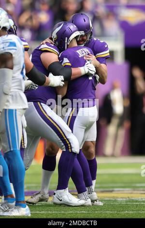 Minnesota Vikings kicker Greg Joseph (1) greets Cleveland Browns center JC  Tretter (64) at the end of an NFL football game, Sunday, Oct. 3, 2021, in  Minneapolis. The Browns won 14-7. (AP