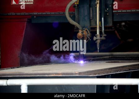 Michael Dunning Jr., a welder at the Army Corps of Engineers runs a PlateProX HD Large CNC Plasma/Oxy-fuel capable metal cutting machine, to cut out a 2 inch flange (donut) for the machinist to work on in the process of completing a off site project Stock Photo