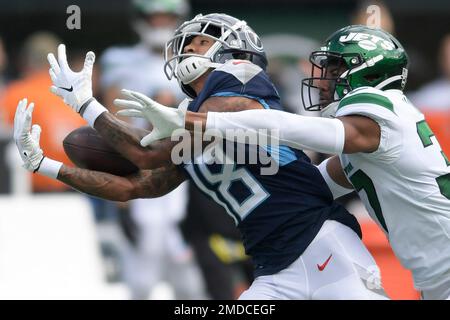 Atlanta Falcons tight end Kyle Pitts (8) outruns New York Jets cornerback  Bryce Hall (37) during an NFL International Series game at Tottenham  Hotspur Stock Photo - Alamy