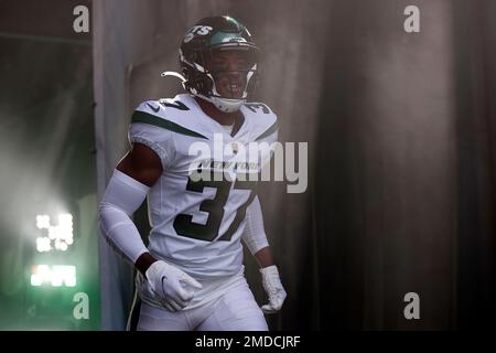 Atlanta Falcons tight end Kyle Pitts (8) outruns New York Jets cornerback  Bryce Hall (37) during an NFL International Series game at Tottenham  Hotspur Stock Photo - Alamy