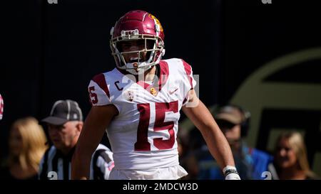 Southern California Trojans wide receiver Drake London (15), visits with  parents before a NCAA football game between the Southern California Trojans  a Stock Photo - Alamy