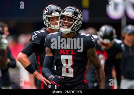 Atlanta Falcons tight end Kyle Pitts (8) runs into touch but makes the  first down against the New York Jets during an NFL International Series game  at Stock Photo - Alamy