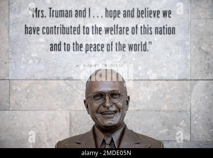 INDEPENDENCE, Mo. (July 22, 2022) A statue of President Harry S. Truman is displayed at the Harry S. Truman Presidential Library and Museum, July 22, 2022. Stock Photo