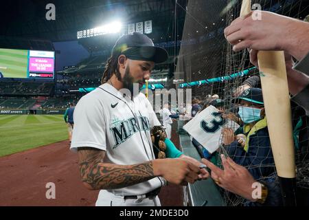 Seattle Mariners' J.P. Crawford signs autographs before a spring training  baseball game against the Kansas City Royals Sunday, Feb. 26, 2023, in  Surprise, Ariz. (AP Photo/Charlie Riedel Stock Photo - Alamy