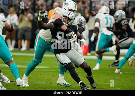 Raiders defensive end Yannick Ngakoue (91) runs around an obstacle