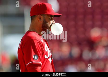 Eugenio Suarez: Bubble blowing skills gets attention of record holder