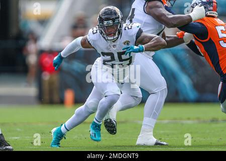 Jacksonville, USA. 18th Sep, 2022. September 18, 2022: Jacksonville Jaguars  running back JAMES ROBINSON (25) runs the ball in for a touchdown during  the Jacksonville Jaquars vs Indianapolis Colts NFL game at