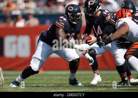 Chicago Bears offensive guard James Daniels (68) sets to block