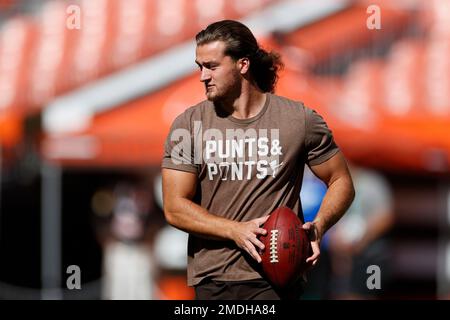 Cleveland Browns punter Jamie Gillan (7) gets stripped of the ball while  faking a punt as Baltimore Ravens linebacker L.J. Fort (58) and linebacker  Otaro Alaka (50) recover the fumble during the