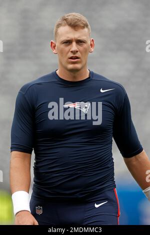 New York Giants quarterback Daniel Jones (8) passes against the New England  Patriots during an NFL preseason football game, Sunday, Aug. 29, 2021, in  East Rutherford, N.J. (AP Photo/Adam Hunger Stock Photo - Alamy