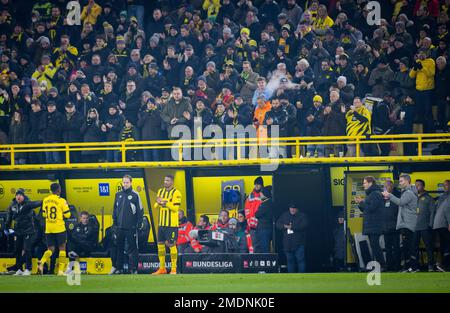 Dortmund, Germany. 22nd Jan, 2023.  Einwechslung von Sebastien Haller (BVB) für Youssoufa Moukoko (BVB) - Trainer Edin Terzic (BVB) Borussia Dortmund Stock Photo