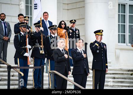 (Row in front of color guard, left to right) Lee Jong-sup, minister of national defense, Republic of Korea; Lee Hunseung, member of parliament, National Assembly of the Republic of Korea; and Maj. Gen. Allan M. Pepin, commanding general, Joint Task Force - National Capital Region; render honors during an Armed Forces Full Honors Wreath-Laying Ceremony at the Tomb of the Unknown Soldier at Arlington National Cemetery, Arlington, Va., July 26, 2022. Stock Photo