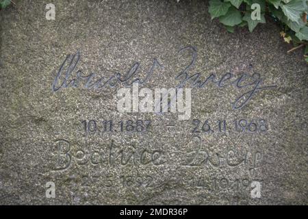 Grave Arnold and Beatrice Zweig Dorotheenstaedtischer cemetery