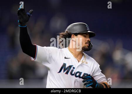 Ex-Marlin Alfaro walks off Sulser, Miami with ninth-inning home